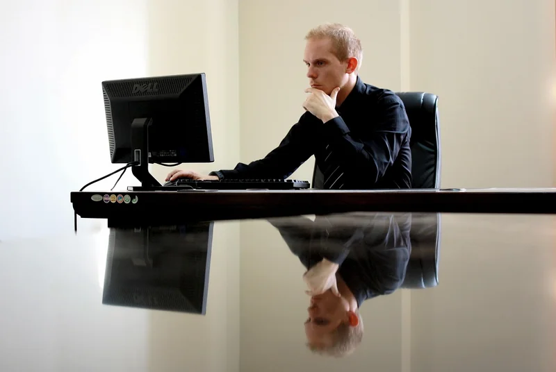 Recruter votre premier salarié : démarches administratives simplifiées en 2026