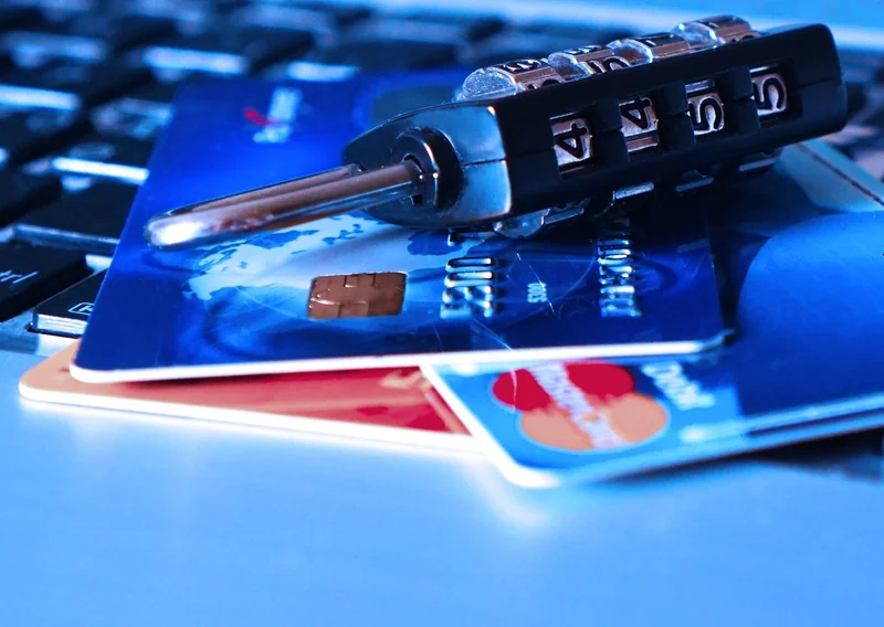 Que signifie « fourniture carte débit IM MCD » ?